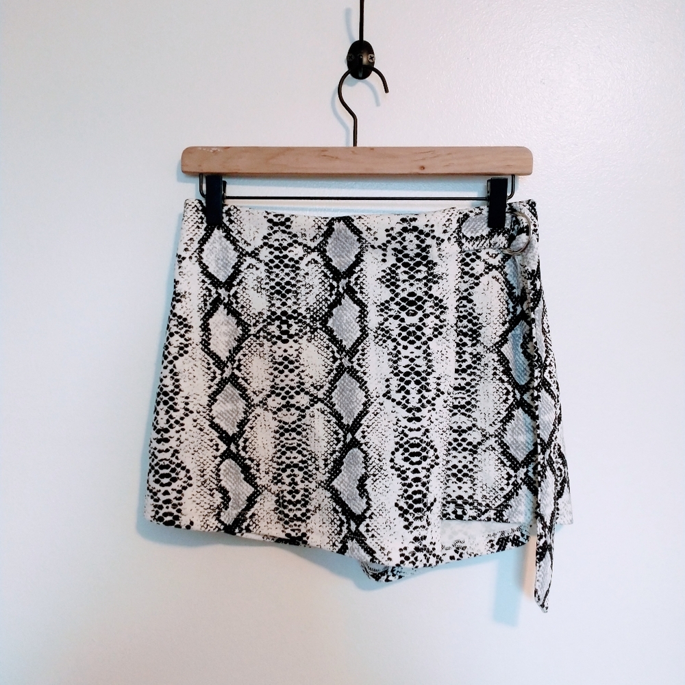 SheIn snake print skort with shorts in the back and zipper size medium